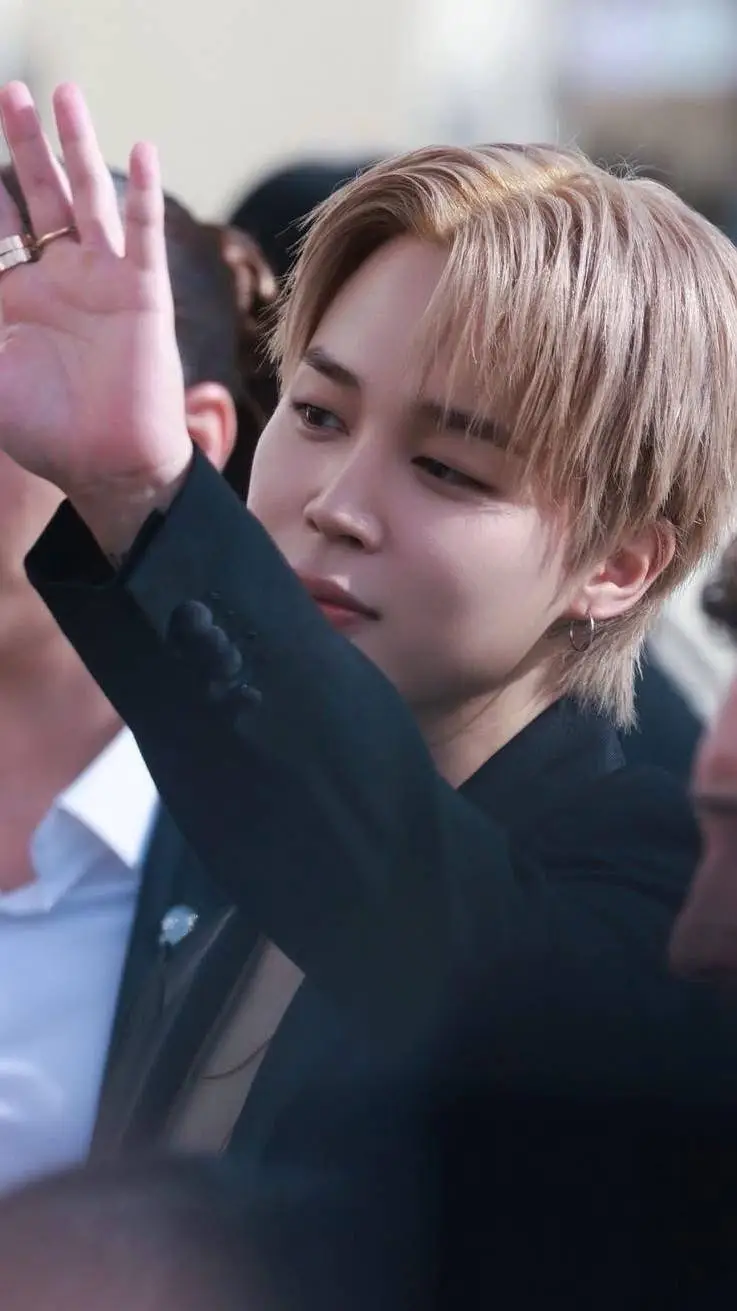 ai character: Aurelie background