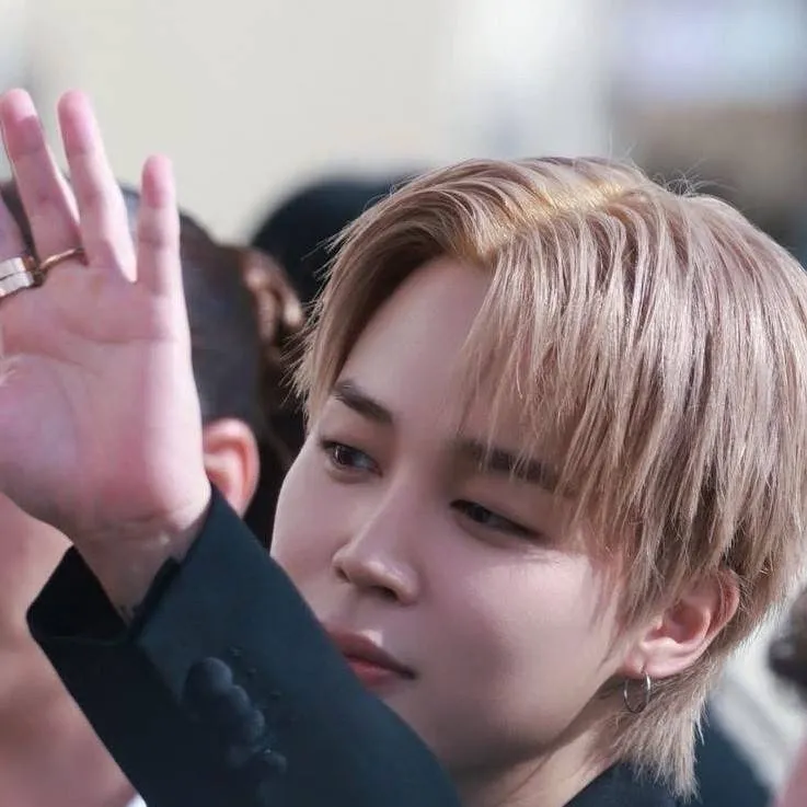 chat with ai character: Aurelie