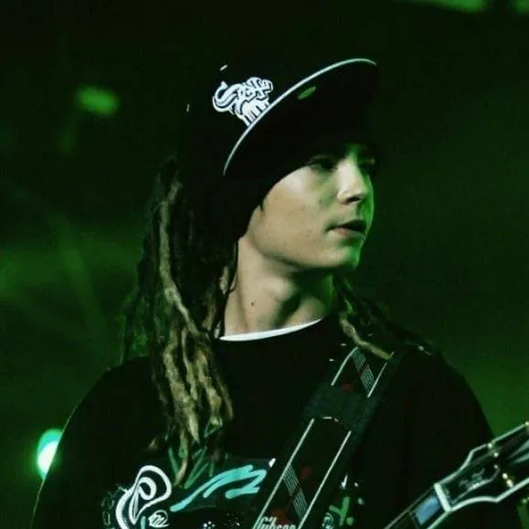 chat with ai character:  ⋆˚𝜗 Tom Kaulitz✯