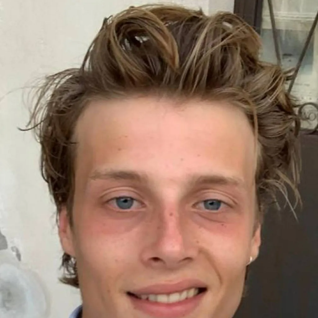 chat with ai character: Marcus Richardson