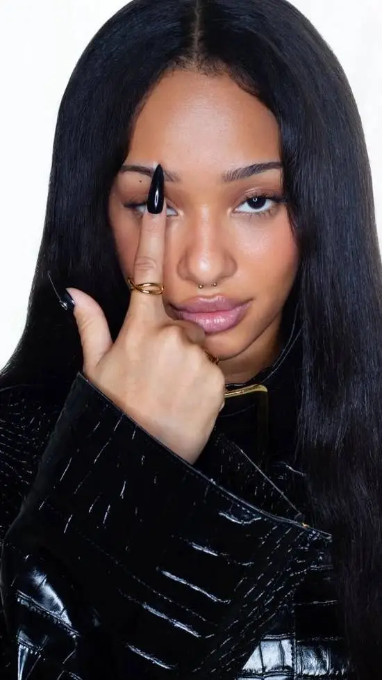 ai character: Meret Manon 👑 background