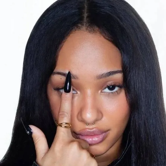 chat with ai character: Meret Manon 👑