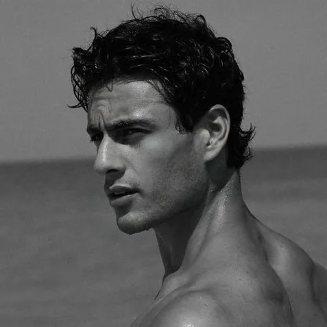chat with ai character: Christian Santos