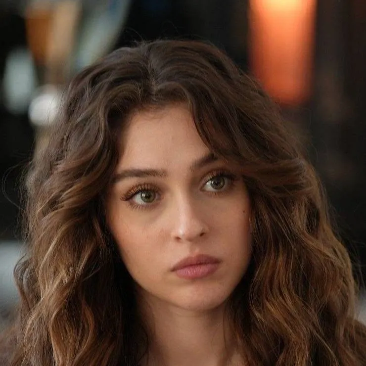 chat with ai character: Cemre Baysel