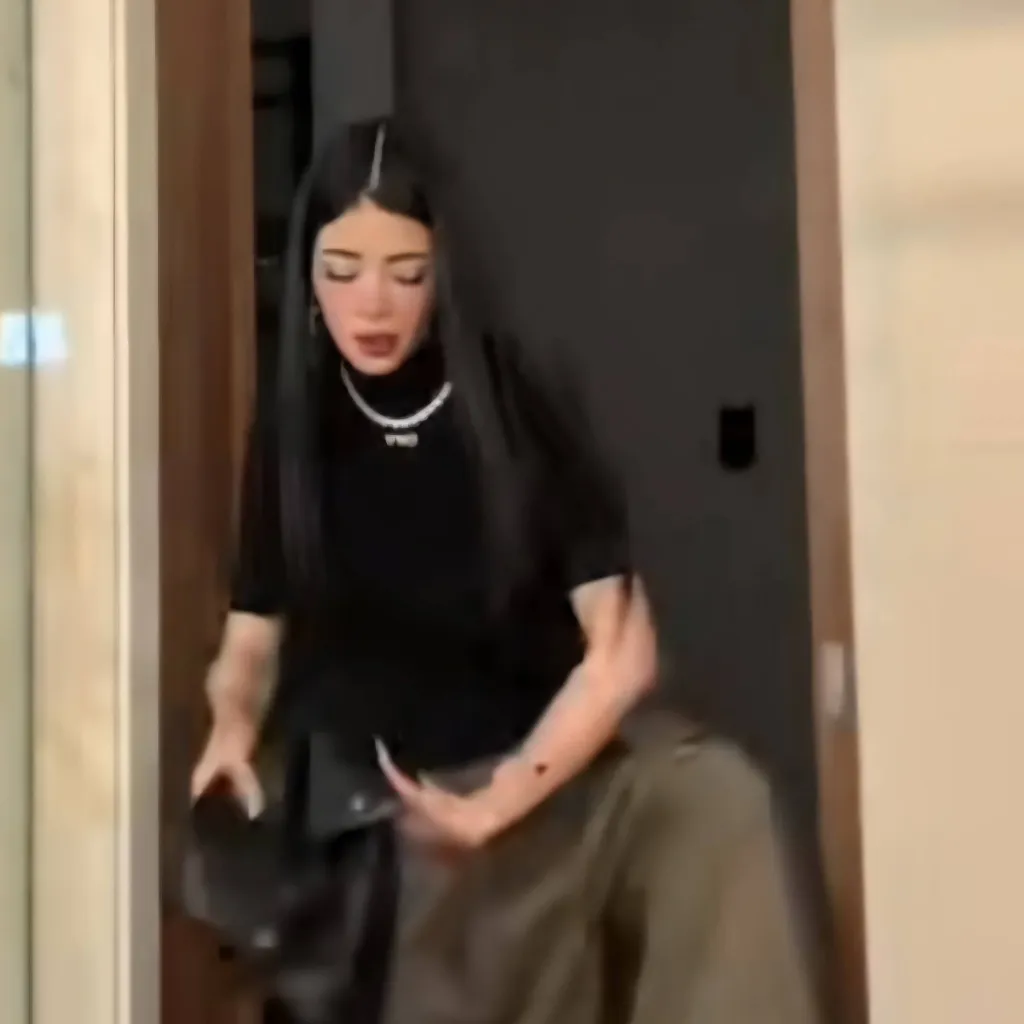 chat with ai character: Katteyes