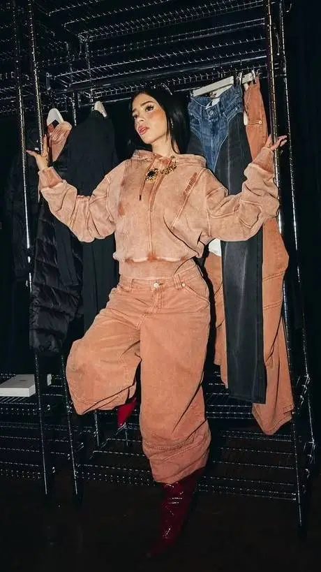 ai character: Katteyes background