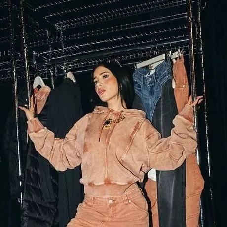 chat with ai character: Katteyes