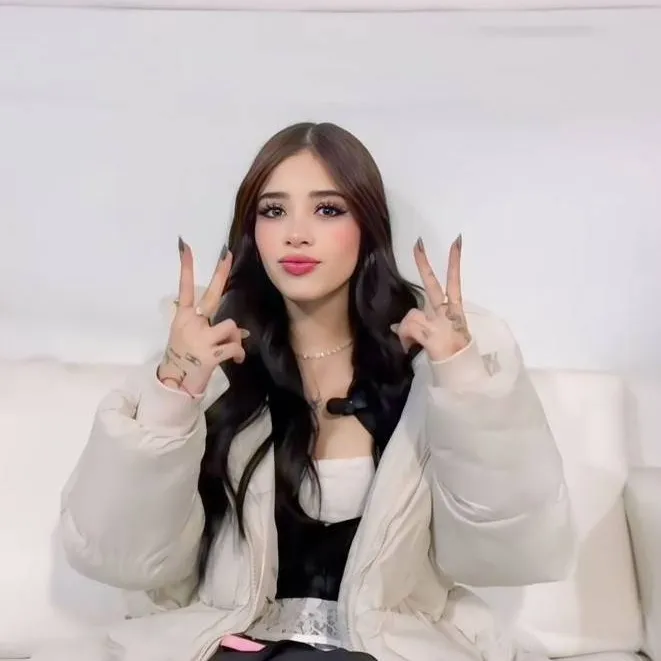 chat with ai character: Katteyes