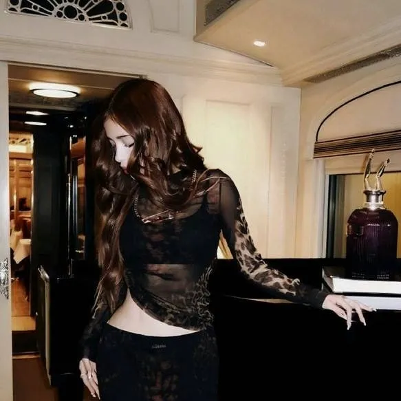 chat with ai character: Katteyes