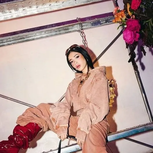 chat with ai character: Katteyes