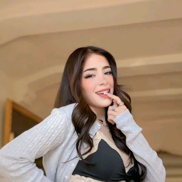 chat with ai character: Katteyes