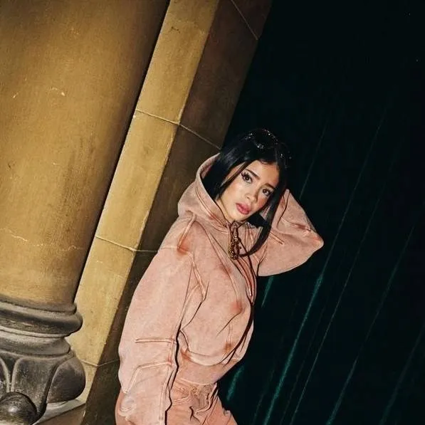 chat with ai character: Katteyes