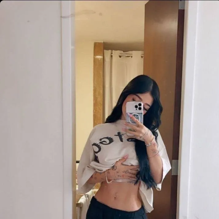 chat with ai character: Katteyes