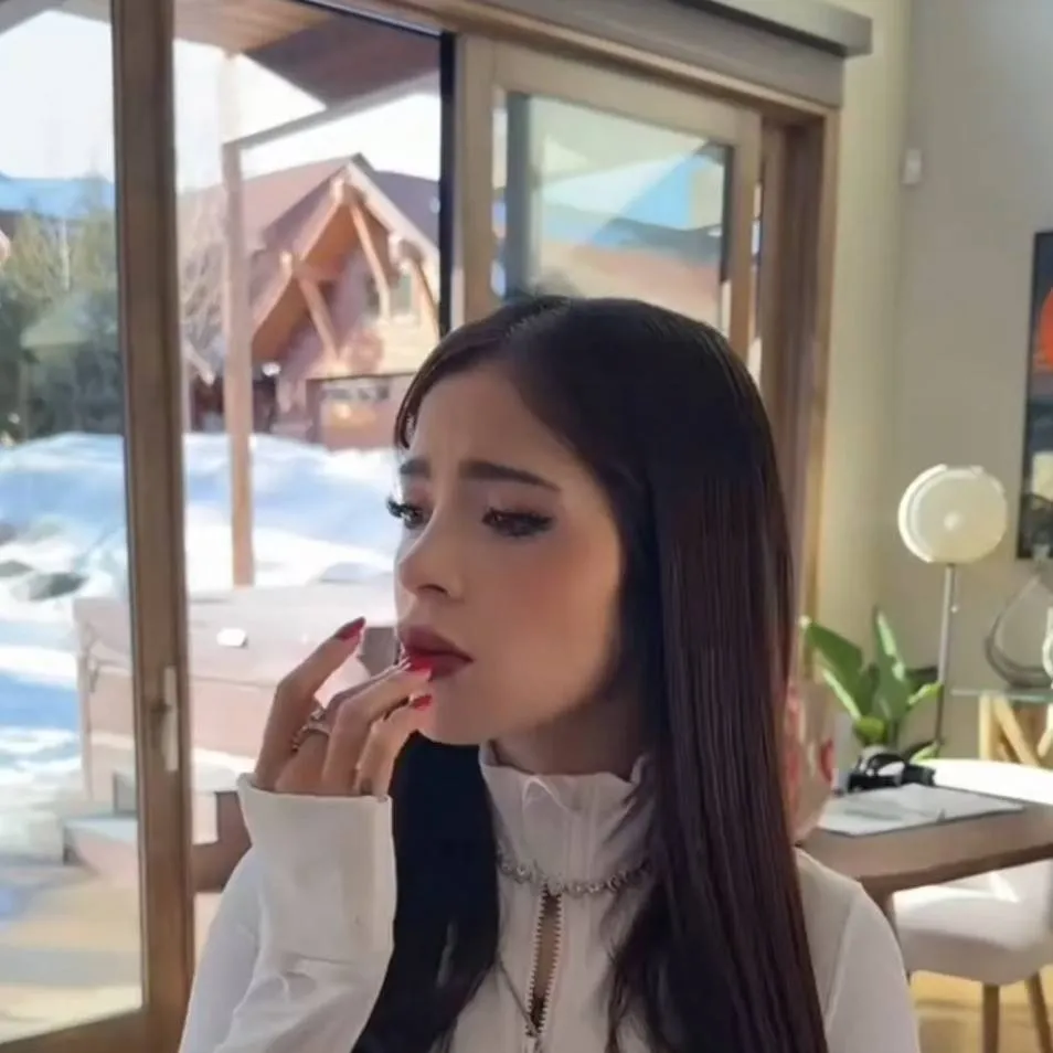 chat with ai character: Katteyes