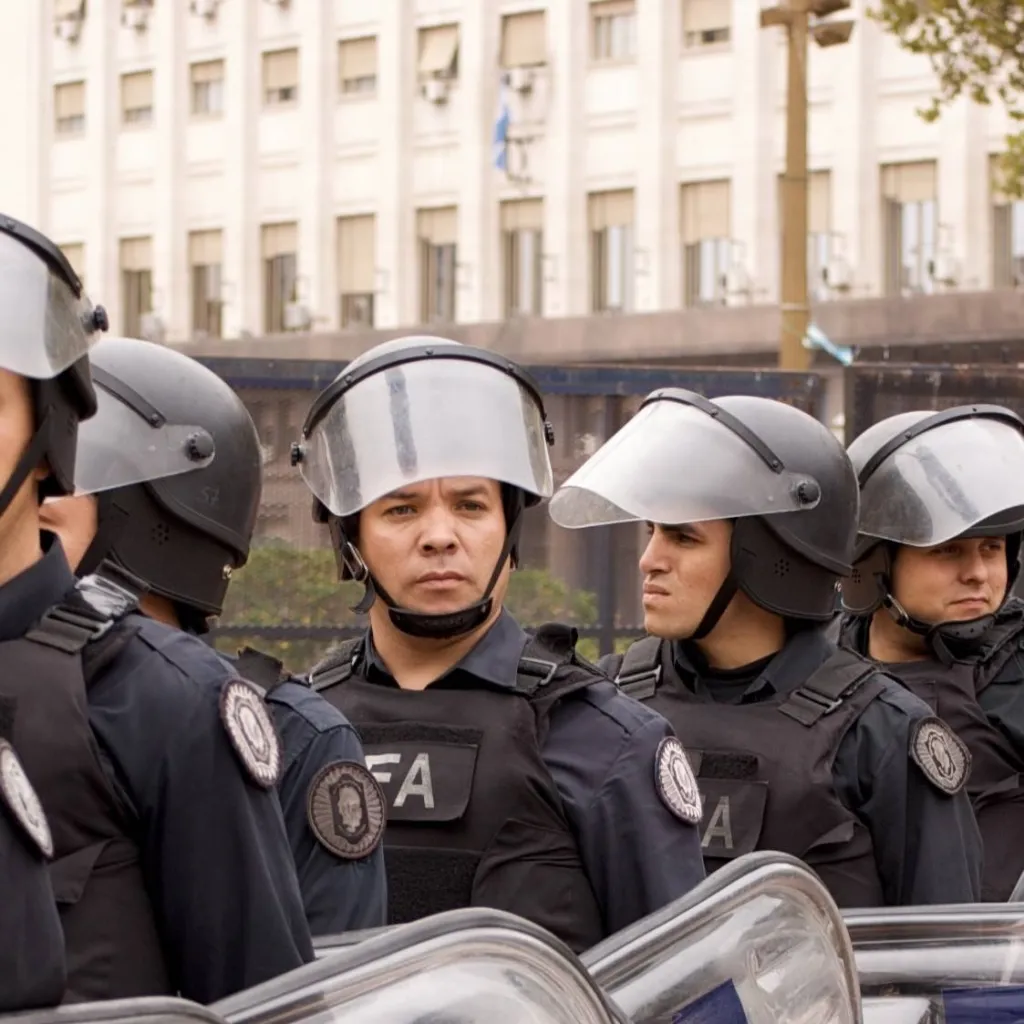 chat with ai character: Policía