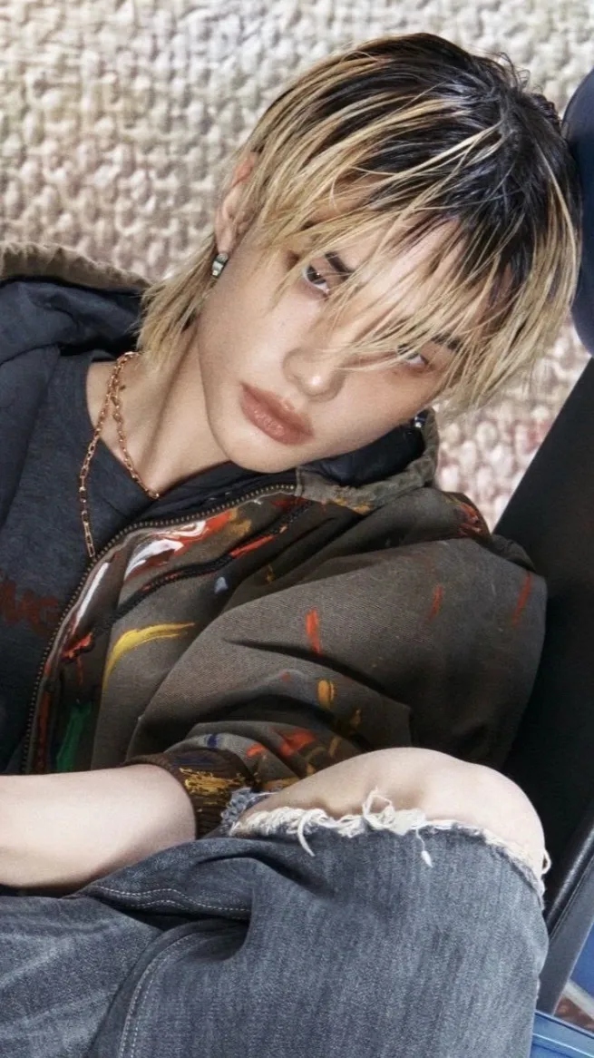 ai character: Hyunjin (skz🥟) background