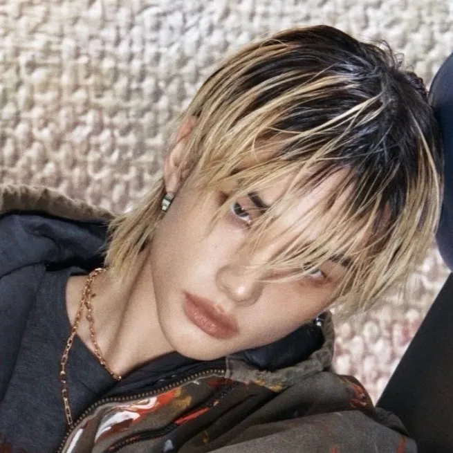 chat with ai character: Hyunjin (skz🥟)