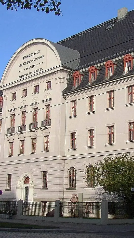 ai character: Orfanato  background