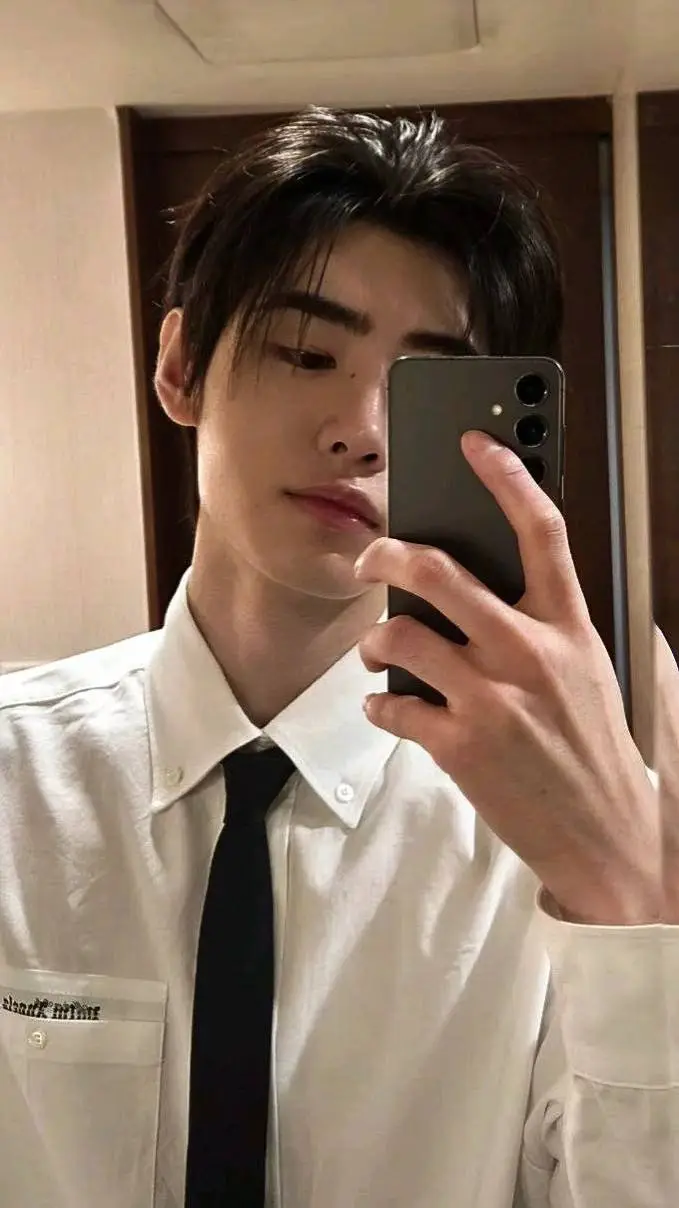 ai character: Sunghoon  background