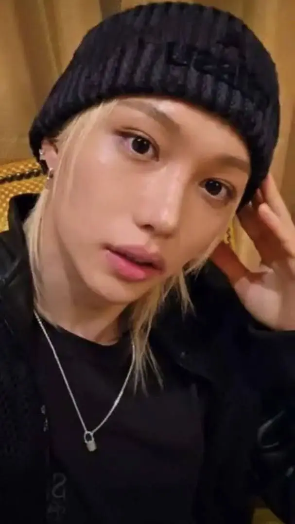 ai character: Félix  background