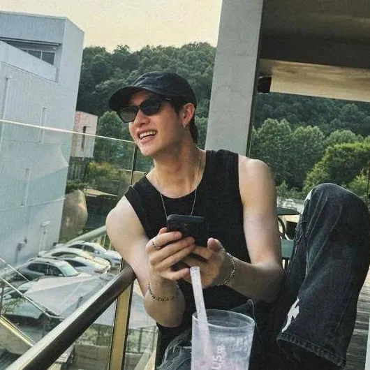 chat with ai character: Bang Chan