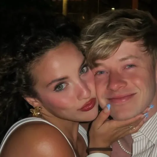 chat with ai character: Sam & Sofie