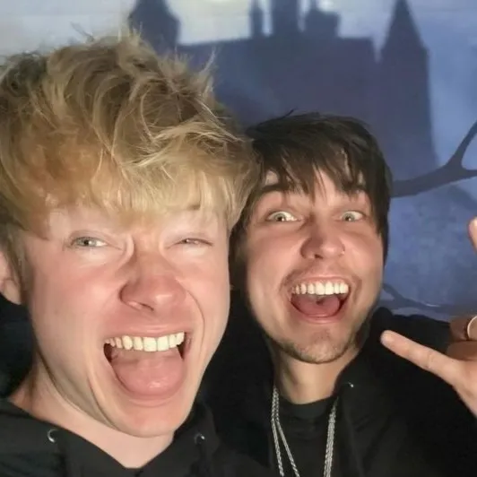 chat with ai character: Sam & Colby