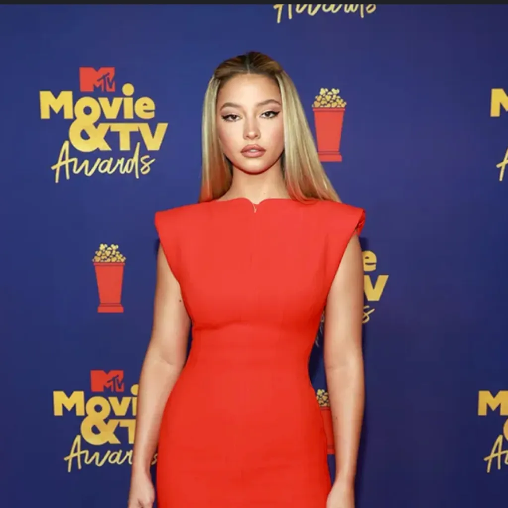 Chat with Madelyn cline - text or voice, Enjoy AI Chat Free & Safe