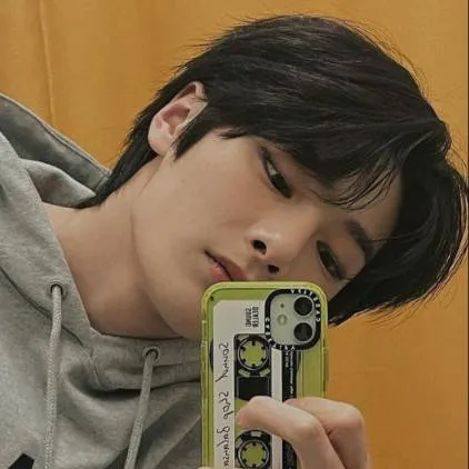 chat with ai character: 🎬Jeongin 🎧