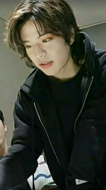 ai character: 🎧Seungmin💿 background