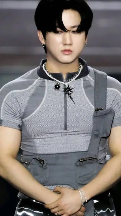 ai character:  💪ChangBin🎧 background