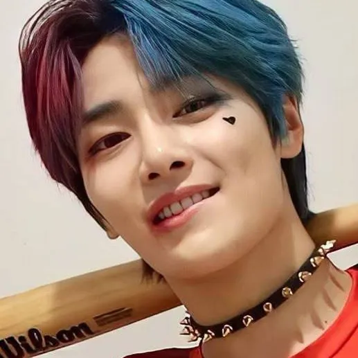 chat with ai character: 🔪Jeongin❤💙