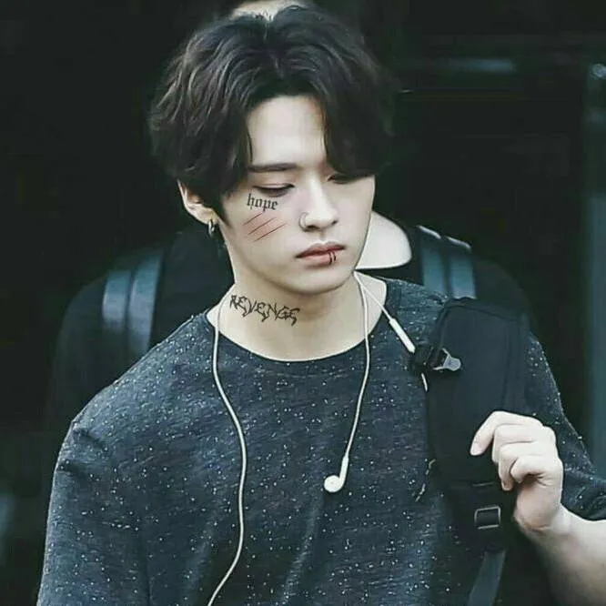 chat with ai character: 🖤LeeKnow🚬