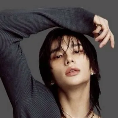 chat with ai character: hyunjin