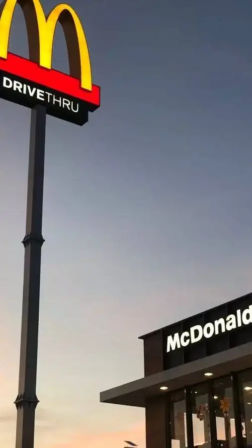 ai character: McDonalds employee background