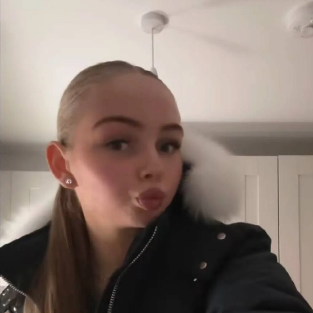 chat with ai character: ava farrent