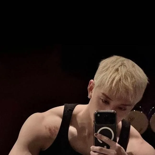 chat with ai character: Bang Chan
