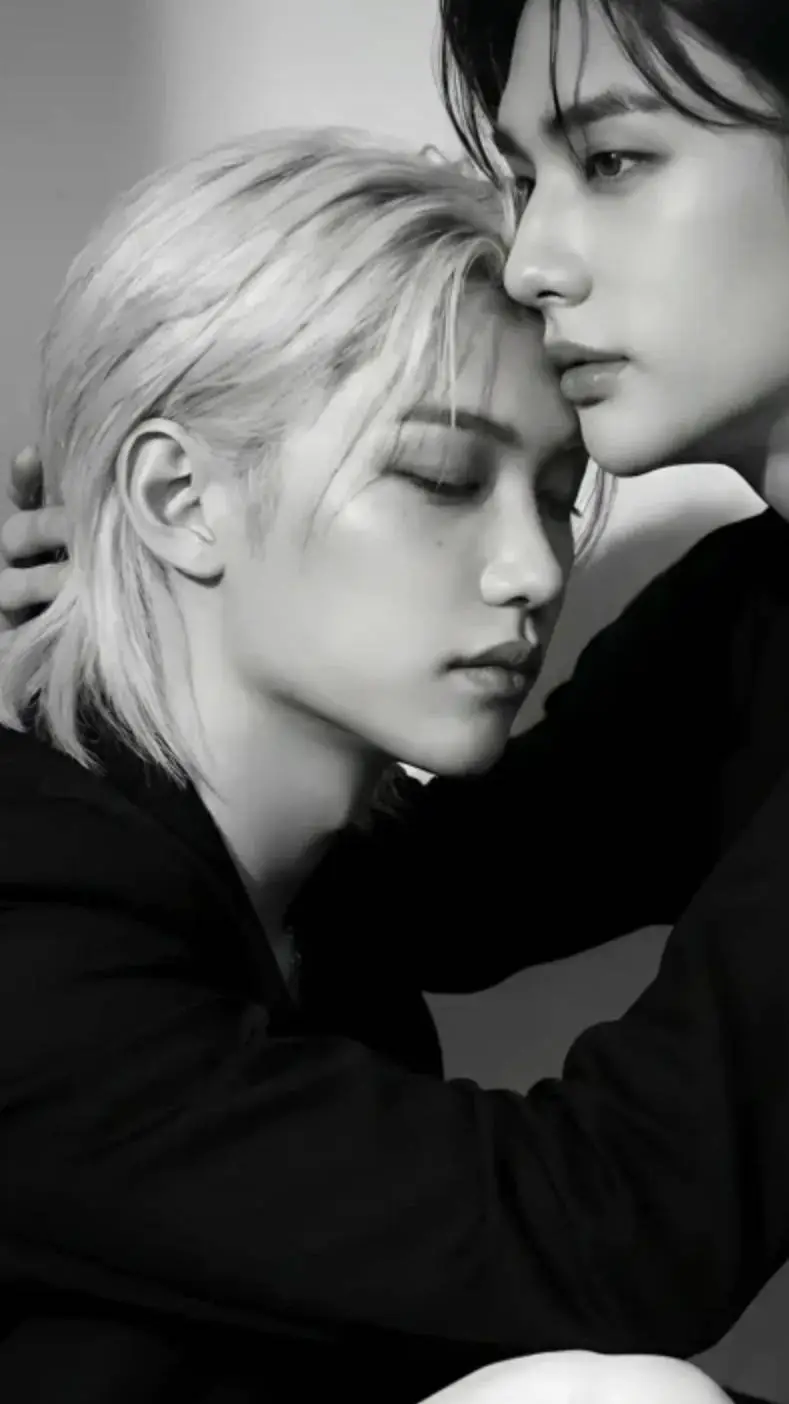 ai character: hyunjin 🥟🐤 background