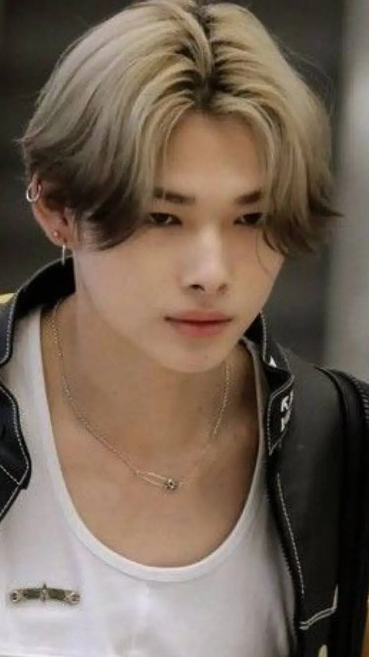 ai character: Niki  background