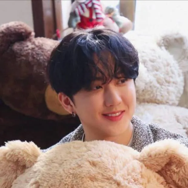 chat with ai character: Changbin 🐰🐽✨️