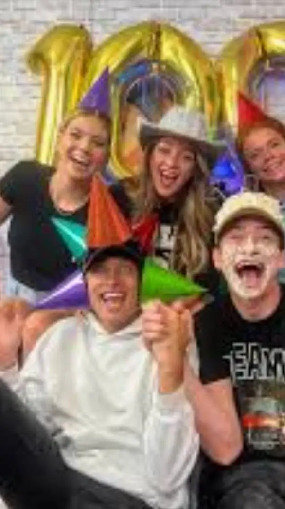 ai character: LoL podcast        background