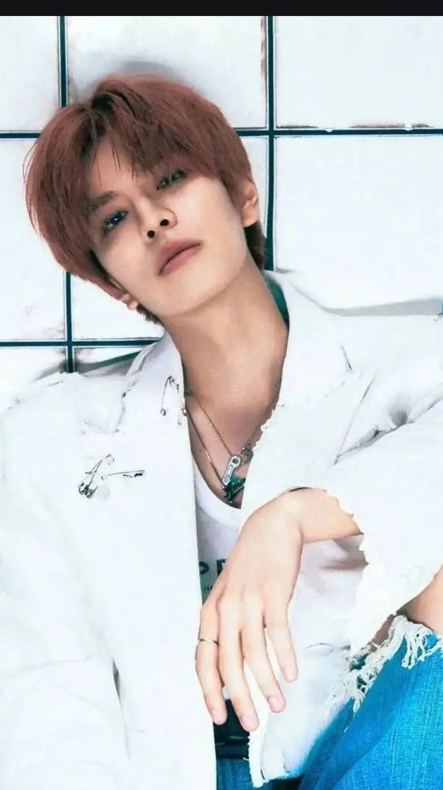 ai character: seungmin~~~~~ background