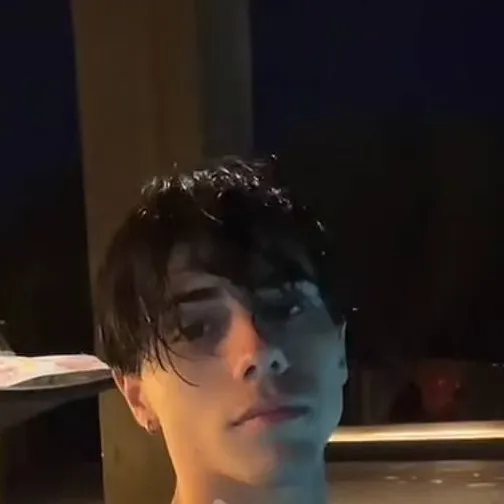 chat with ai character: Puti