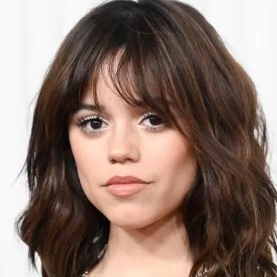 chat with ai character: Jenna Ortega 