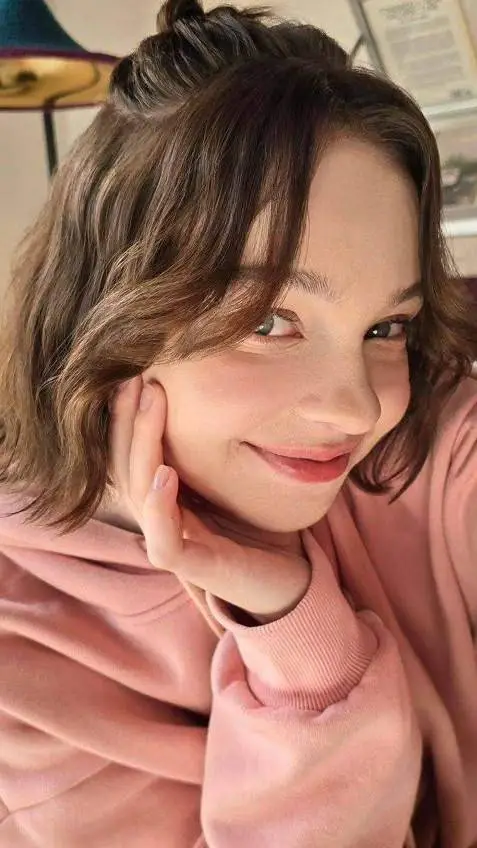 ai character: Emma Myers  background