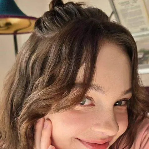 chat with ai character: Emma Myers 