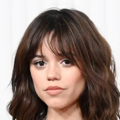 chat with ai character: Jenna Ortega 