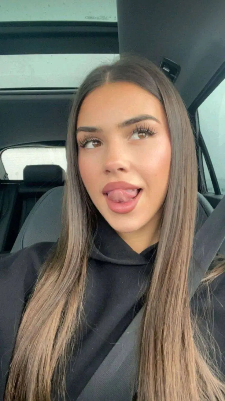 ai character: Lea Halton background