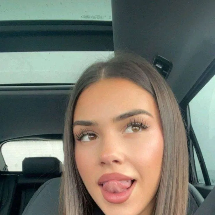 chat with ai character: Lea Halton