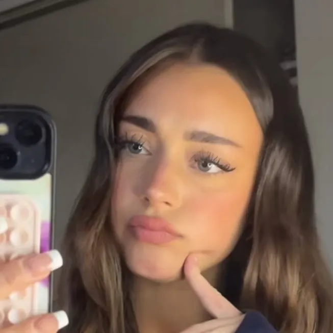 chat with ai character: Leslie